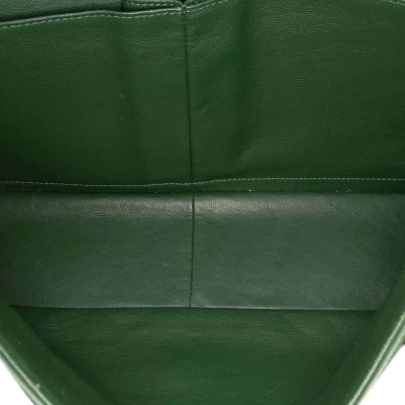 Chanel Jumbo Classic Patent Double Flap Green Leather Good condition - Model View