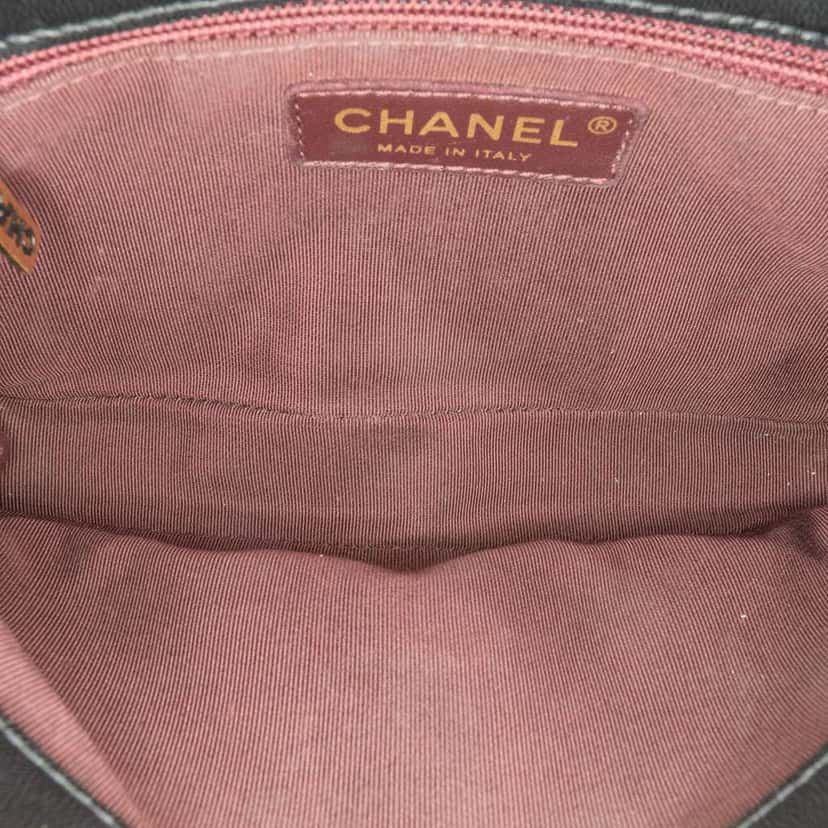 Chanel Quilted Shiny Lambskin Around The Corner Flap Black Leather Good condition - Model View