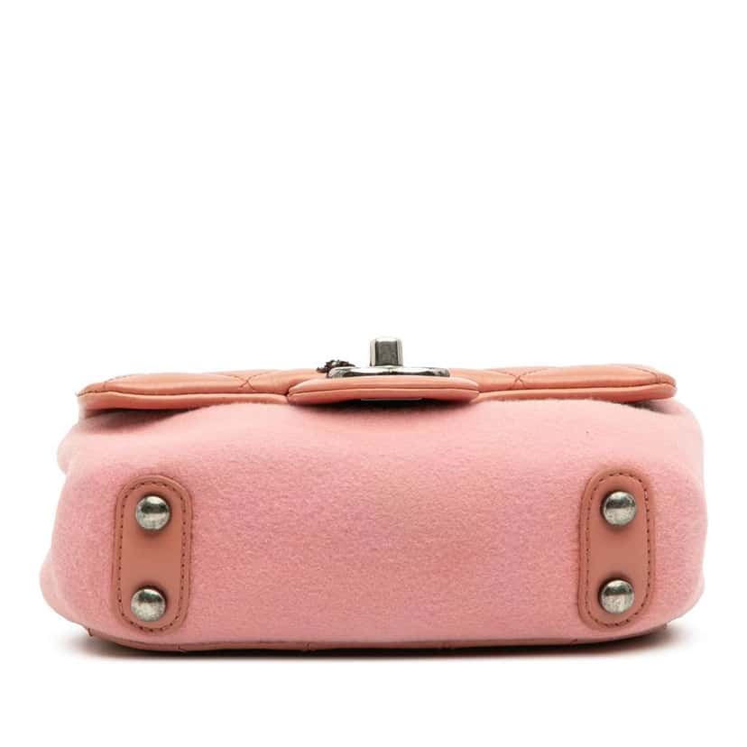 Chanel Paris Salzburg Mini Quilted Glazed Calfskin and Felt Edelweiss Flower Flap Pink Leather Very good condition - Inside View