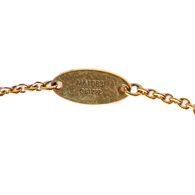 Louis Vuitton Gold Plated Essential V Necklace Gold Metal Good condition - Model View