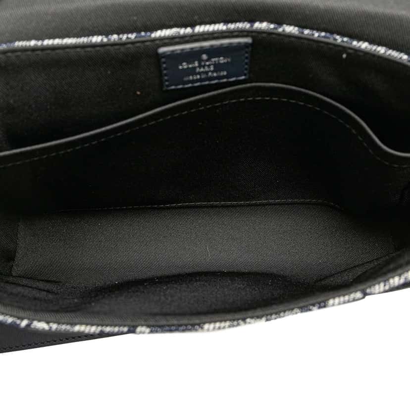 Louis Vuitton Monogram Tapestry Trunk Messenger Blue Denim Good condition - Model View