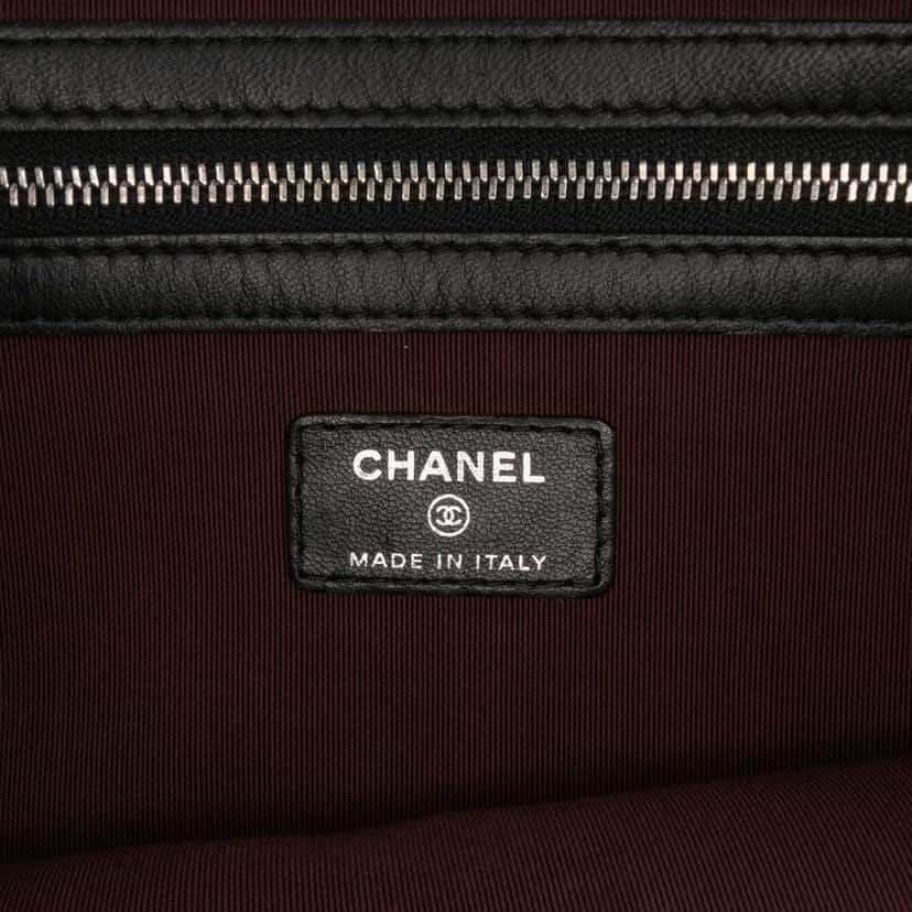 Chanel Large Chevron Caviar Ancient Greek Charms O Case Clutch Black Leather Good condition - Box View