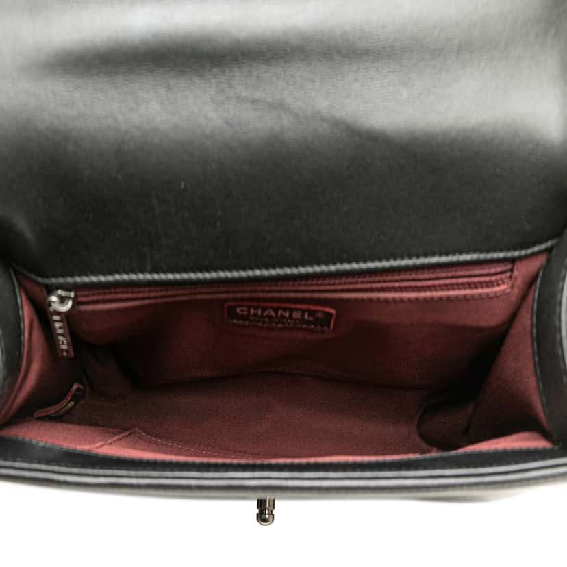 Chanel Medium Chevron Calfskin Boy Flap Black Leather Good condition - Model View
