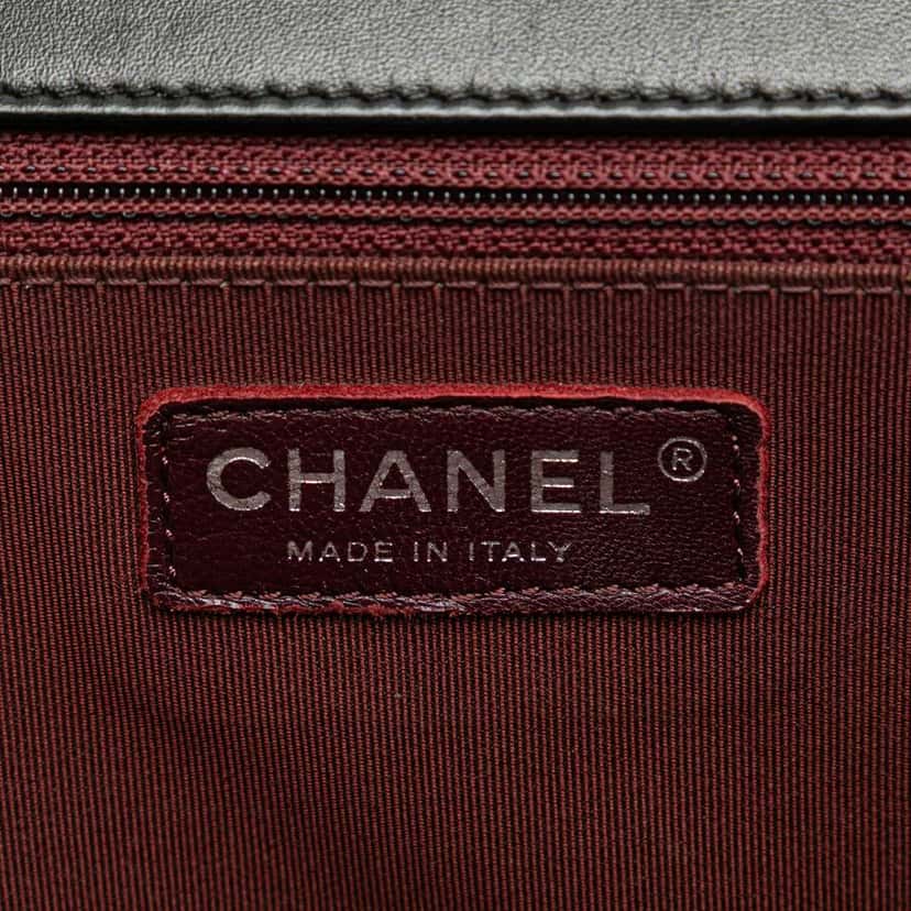 Chanel Medium Chevron Calfskin Boy Flap Black Leather Good condition - Box View