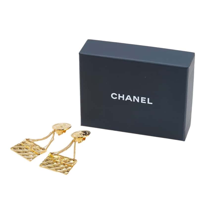 Chanel Gold Plated Flap Bag Drop Clip On Earrings Gold Metal Good condition - Model View