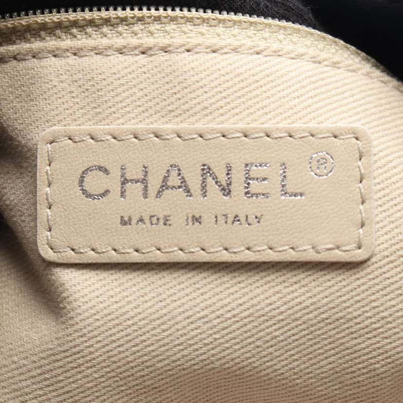 Chanel CC Quilted Caviar Side Pocket Tote Blue Leather Good condition - Model View