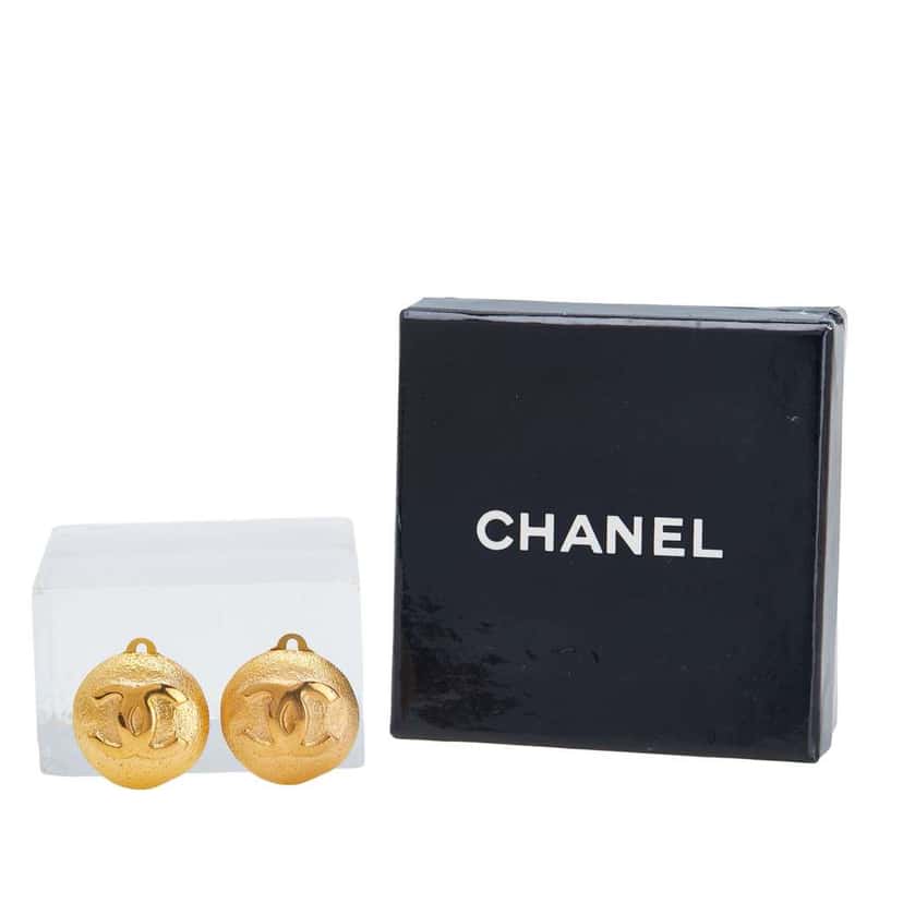 Chanel Gold Plated CC Clip On Earrings Gold Metal Good condition - Model View
