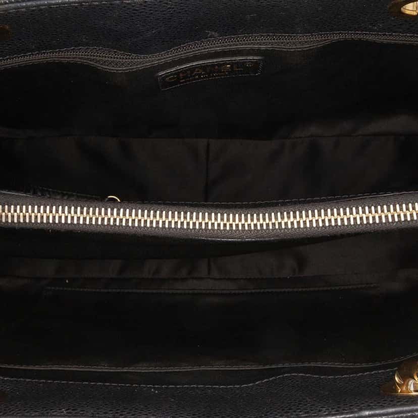 Chanel Caviar Grand Shopping Tote Black Leather Good condition - Model View