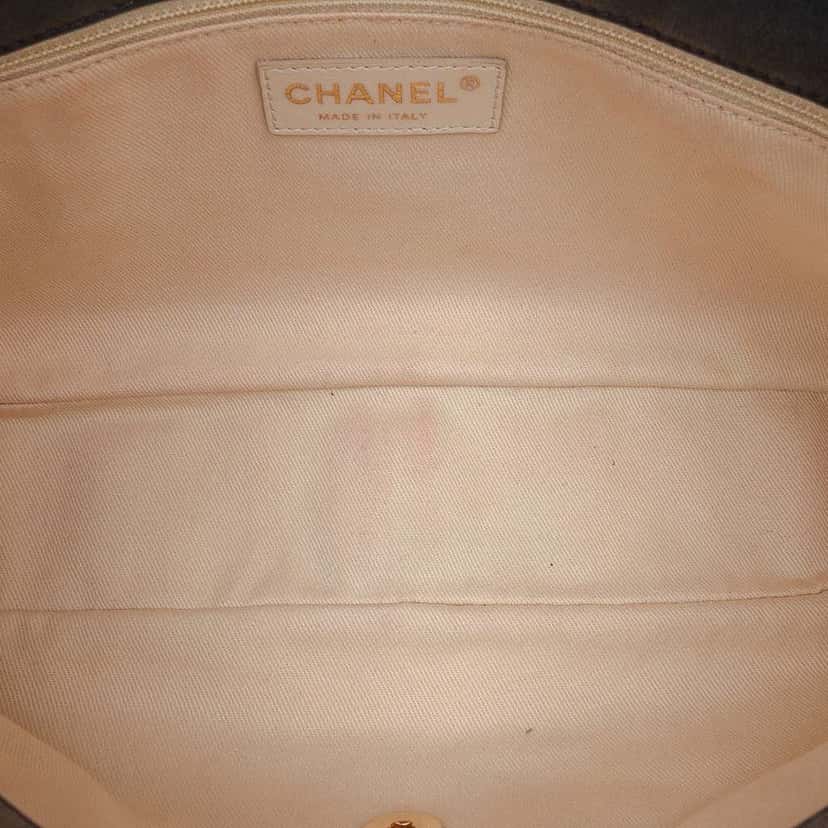 Chanel Quilted Calfskin Chic Quilt Flap Black Leather Good condition - Model View