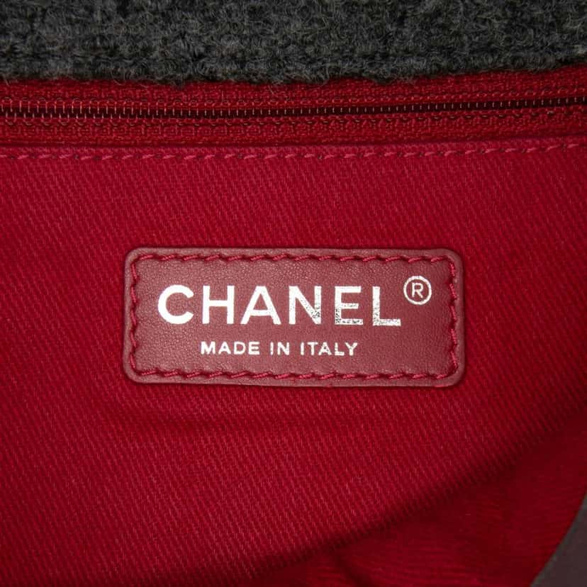 Chanel Paris-Salzburg Medium Quilted Wool Edelweiss Flap Grey Wool Good condition - Box View