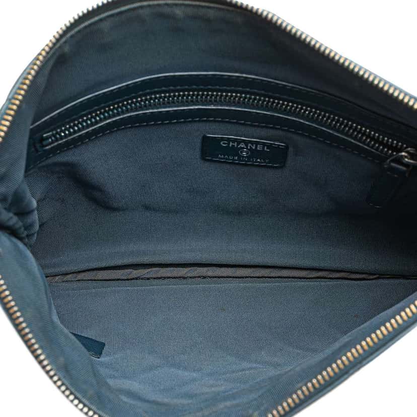 Chanel Medium Quilted Lambskin O Case Clutch Blue Leather Good condition - Model View