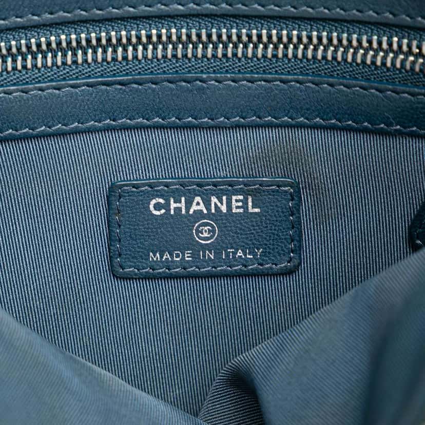 Chanel Medium Quilted Lambskin O Case Clutch Blue Leather Good condition - Box View