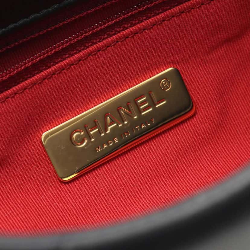 Chanel Lambskin 19 Chain Hobo Black Leather Good condition - Box View