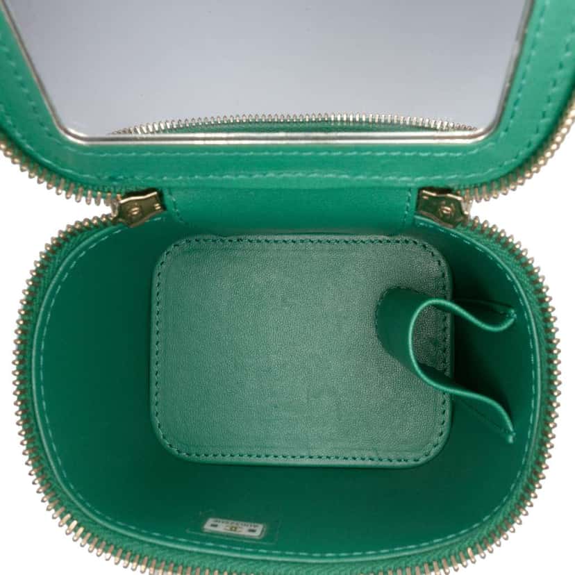 Chanel Mini CC Quilted Lambskin Top Handle Vanity Case With Chain Green Leather Good condition - Model View