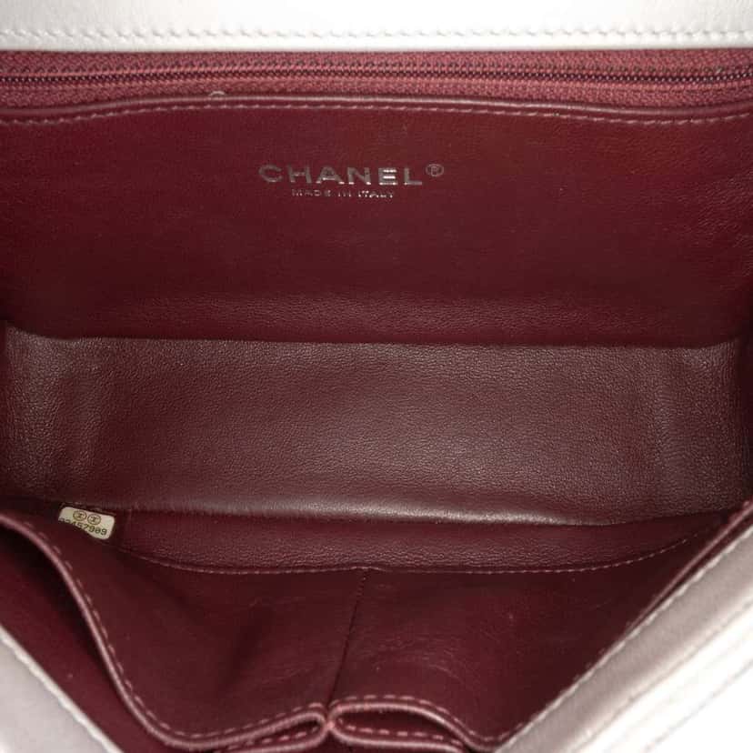 Chanel Small Metallic Caviar CC Filigree Flap Silver Leather Good condition - Model View