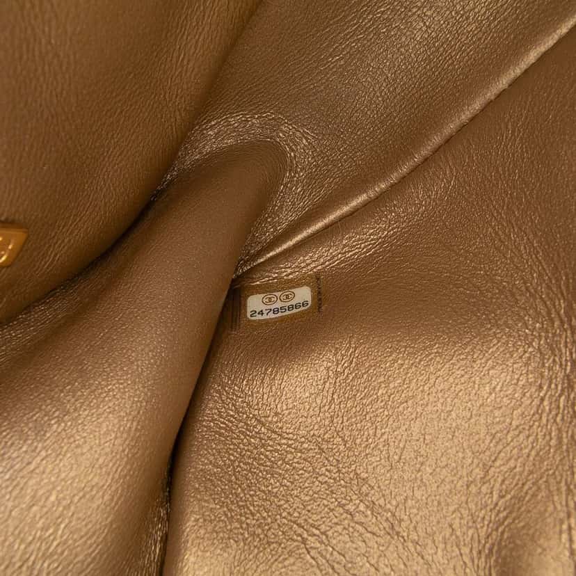 Chanel Medium Quilted Calfskin Octagon CC Clasp Flap White Leather Very good condition - Model View