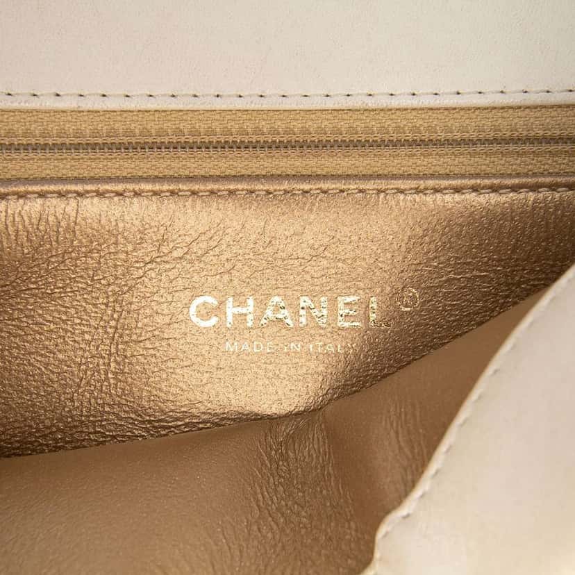 Chanel Medium Quilted Calfskin Octagon CC Clasp Flap White Leather Very good condition - Box View