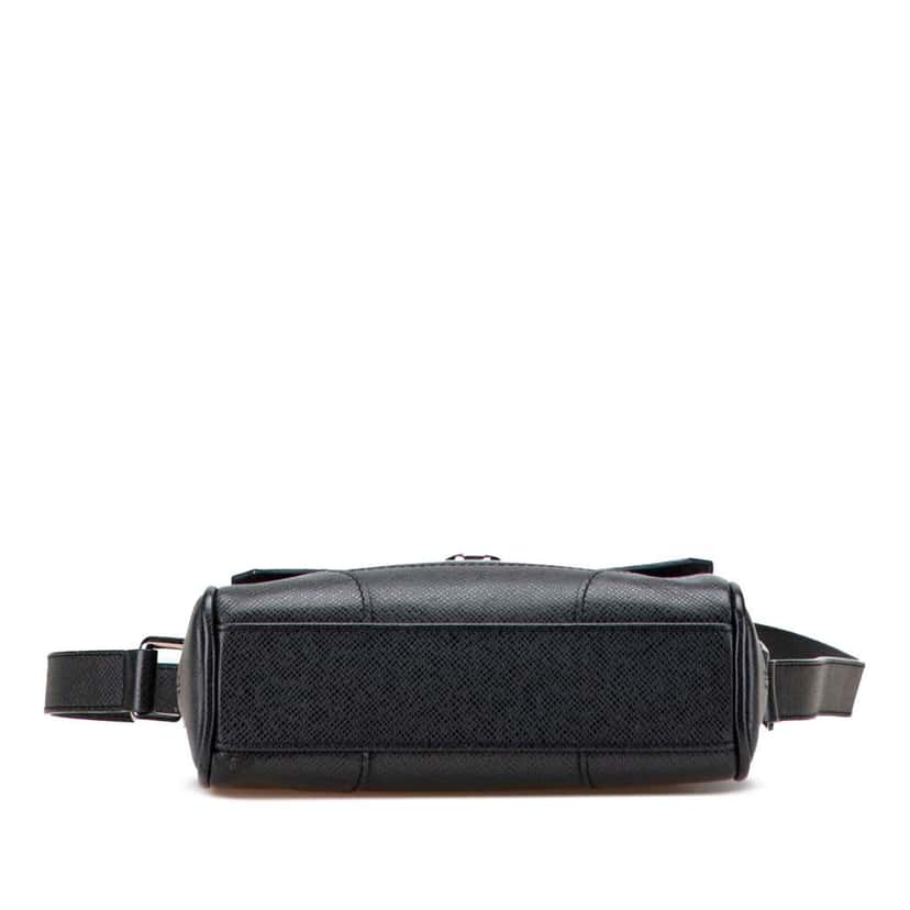 Louis Vuitton Taiga Luca Black Leather Good condition - Inside View