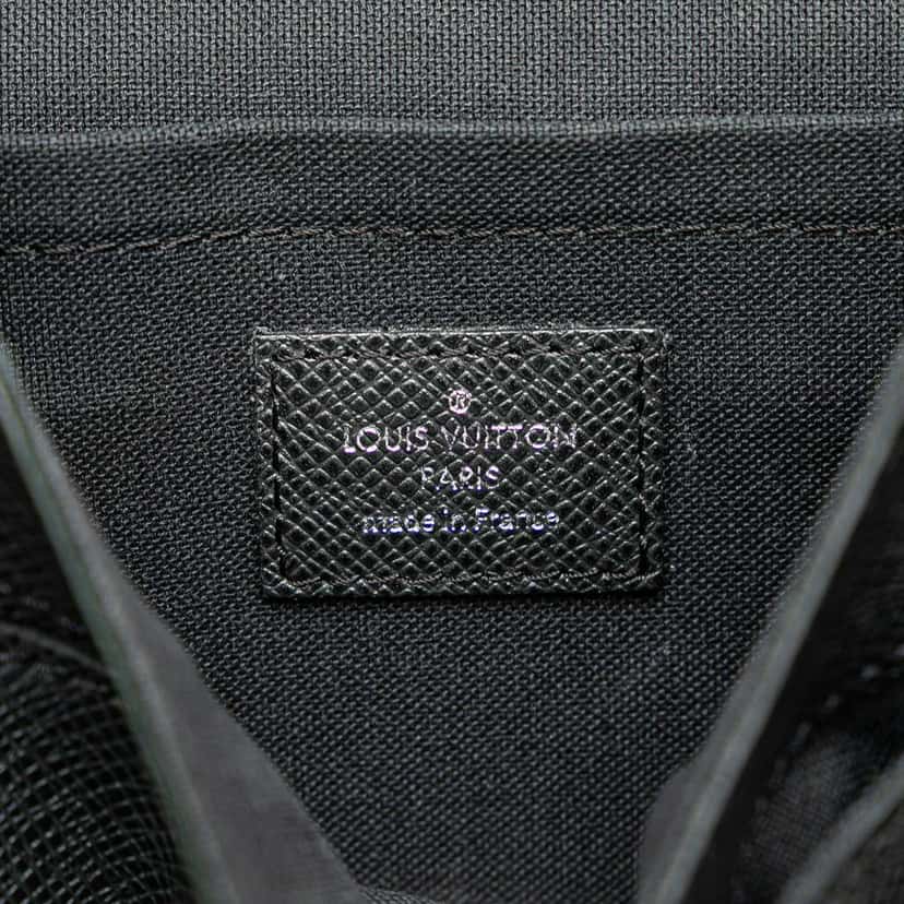 Louis Vuitton Taiga Luca Black Leather Good condition - Box View