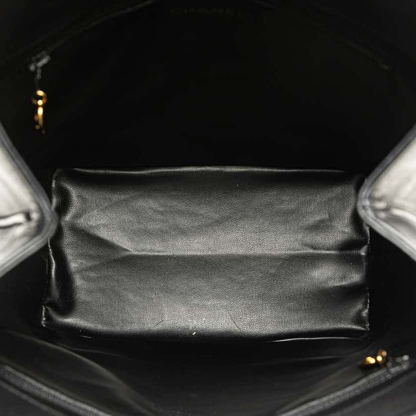Chanel Triple CC Lambskin Bucket Black Leather Good condition - Model View