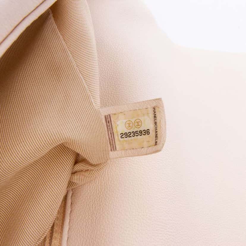 Chanel Medium Lambskin 19 Flap White Leather Good condition - Box View