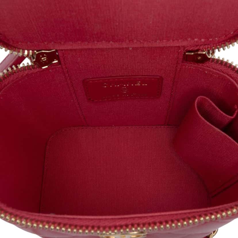 Chanel Mini CC Quilted Lambskin Top Handle Vanity Case With Chain Red Leather Good condition - Model View