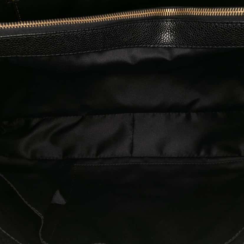 Chanel Caviar Grand Shopping Tote XL Black Leather Good condition - Model View