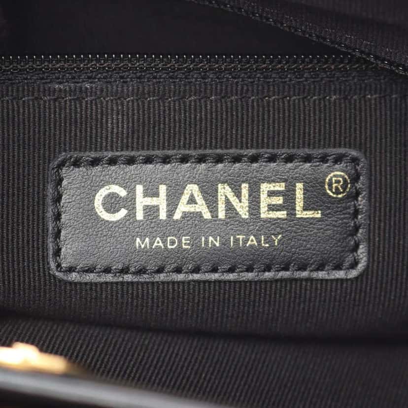 Chanel CC Quilted Lambskin Chain Shopping Bag Black Leather Good condition - Model View