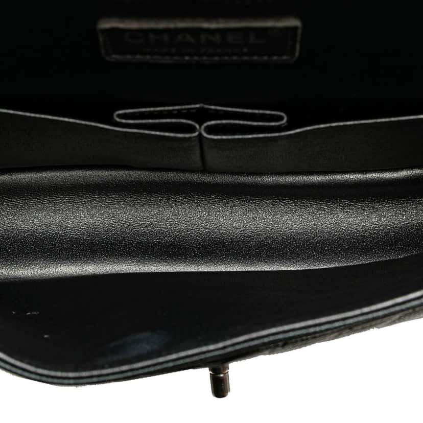 Chanel Medium Classic Chevron Caviar Double Flap Black Leather Very good condition - Model View