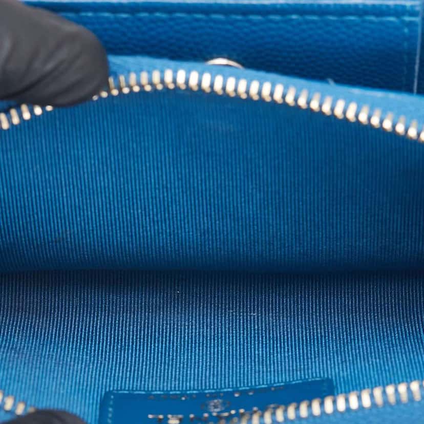 Chanel CC Quilted Caviar Zip Coin Purse Blue Leather Good condition - Model View