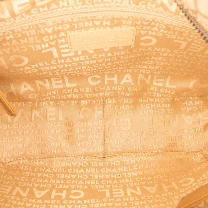 Chanel CC Suede Camellia Hobo Brown Leather Good condition - Model View