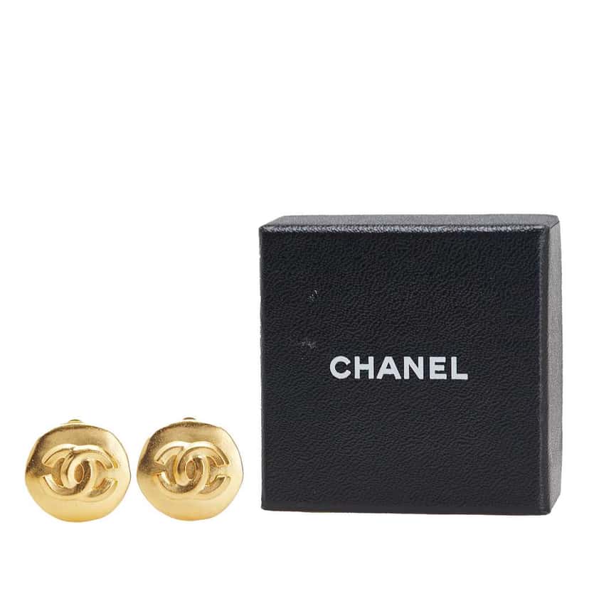 Chanel Gold Plated CC Logo Clip-on Earrings Gold Metal Good condition - Model View
