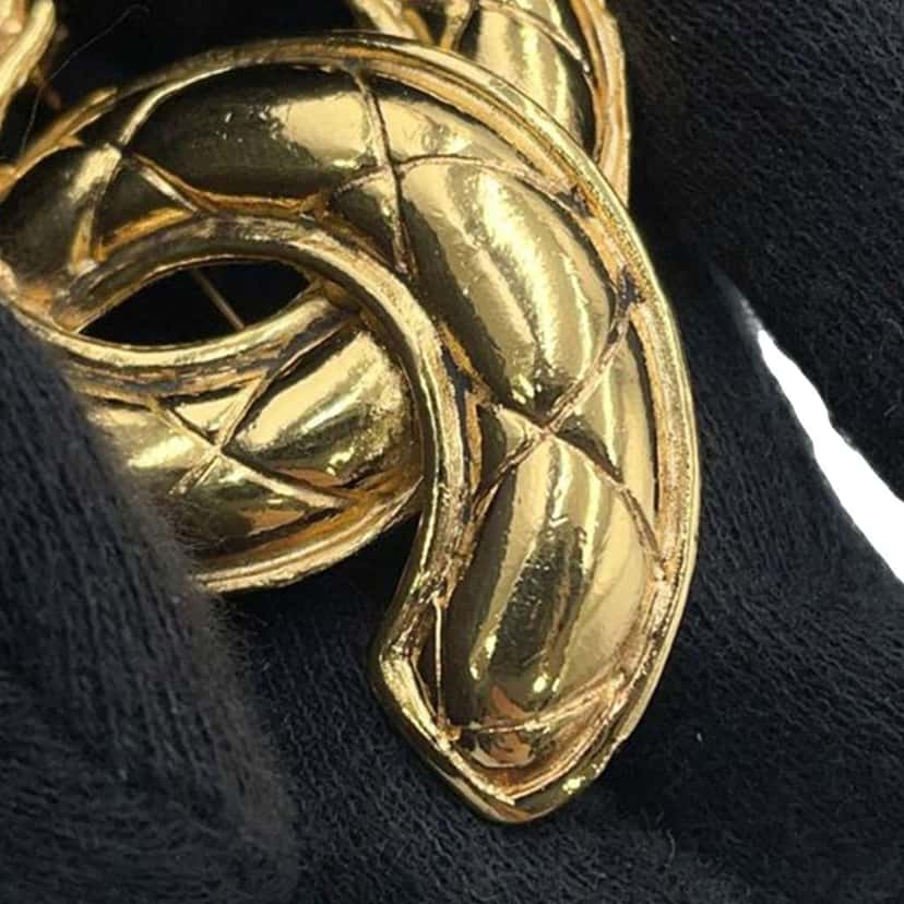 Chanel Gold Plated CC Quilted Brooch Gold Metal Good condition - Model View