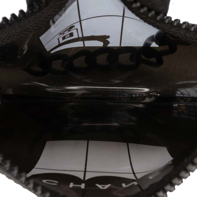Chanel Vinyl Coco Window Pochette Black Good condition - Model View