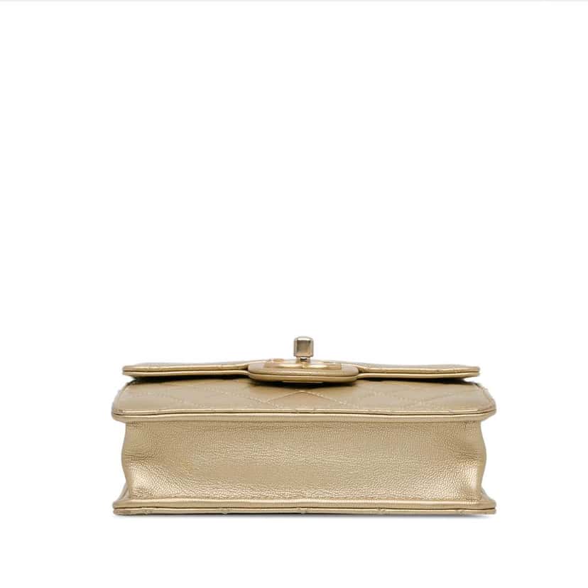 Chanel Small Lambskin Chic Pearls Flap Gold Leather Very good condition - Model View