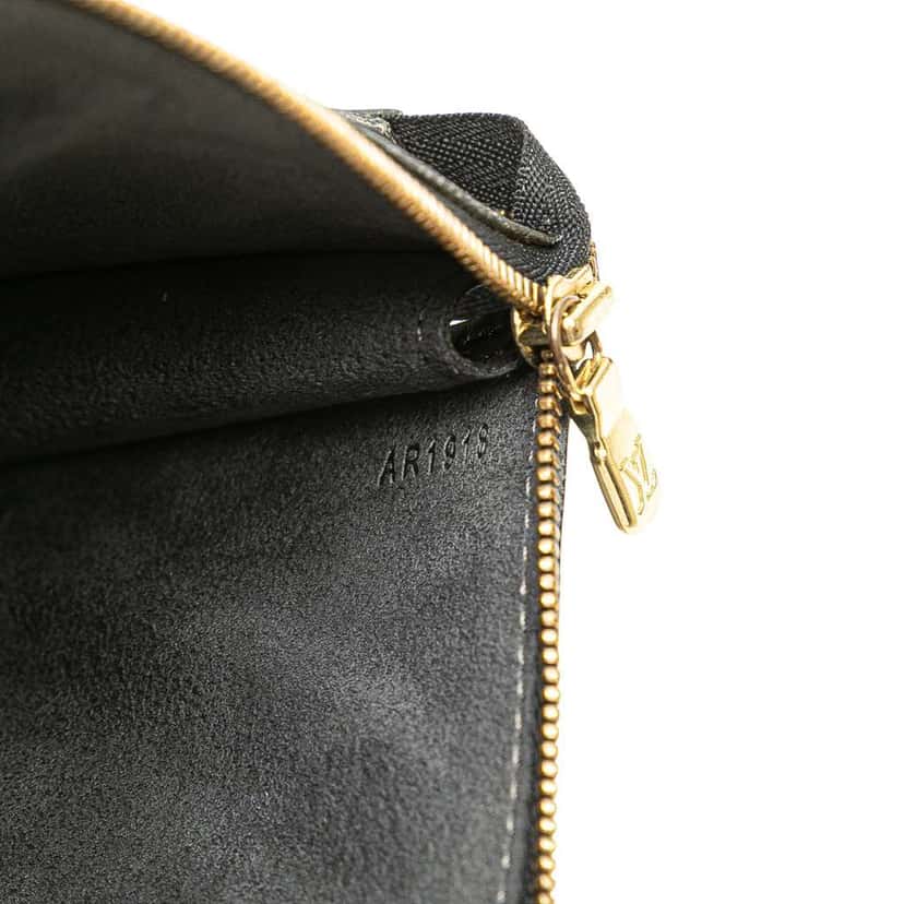 Louis Vuitton Epi Pochette Accessoires Black Leather Good condition - Box View