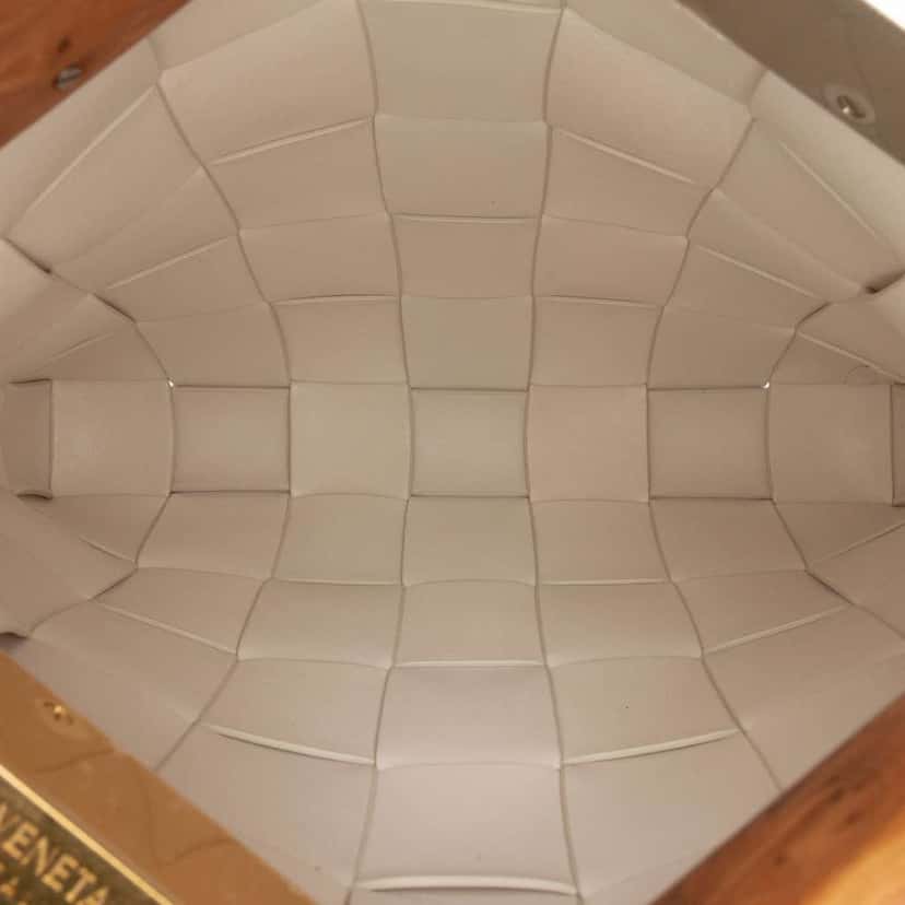 Bottega Veneta Lambskin Maxi Intrecciato The Snap Clutch White Leather Good condition - Model View