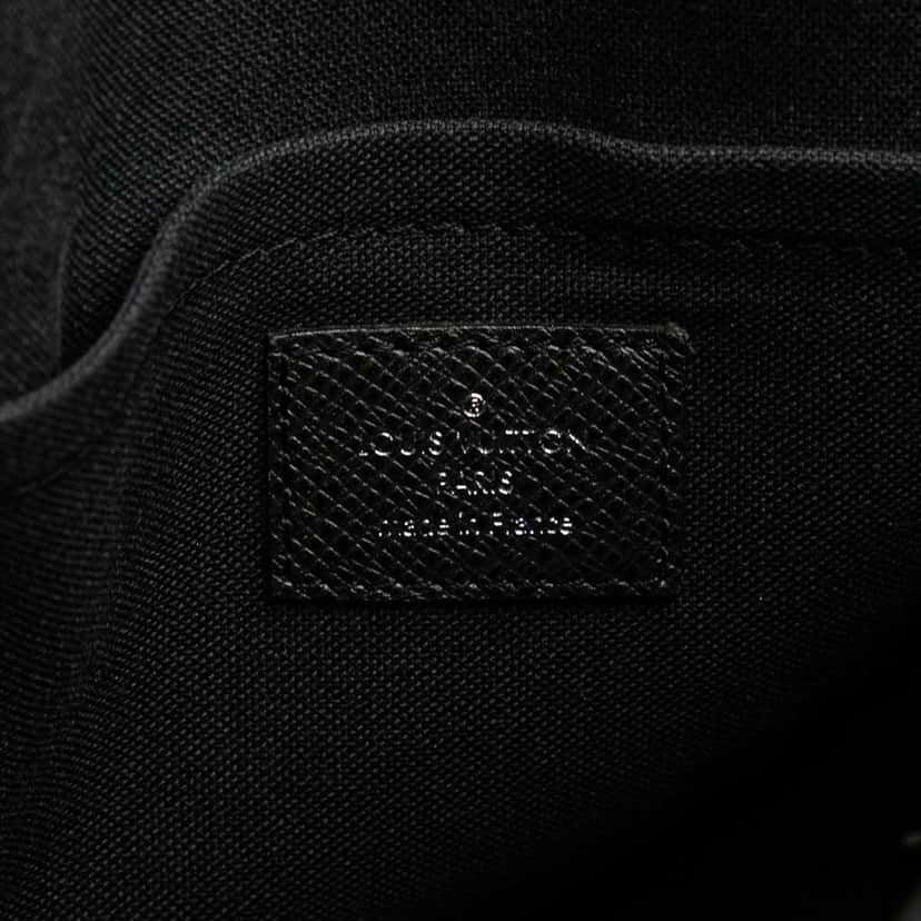 Louis Vuitton Taiga Andrei Black Leather Good condition - Box View