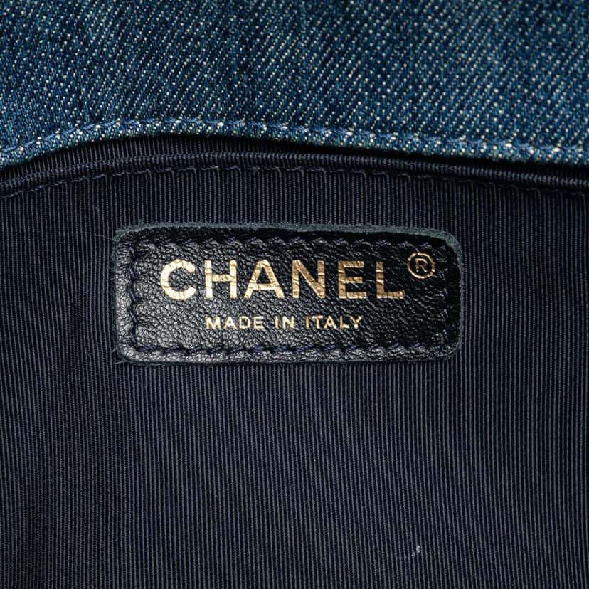 Chanel Old Medium Denim Patchwork Boy Bag Blue Denim Good condition - Box View