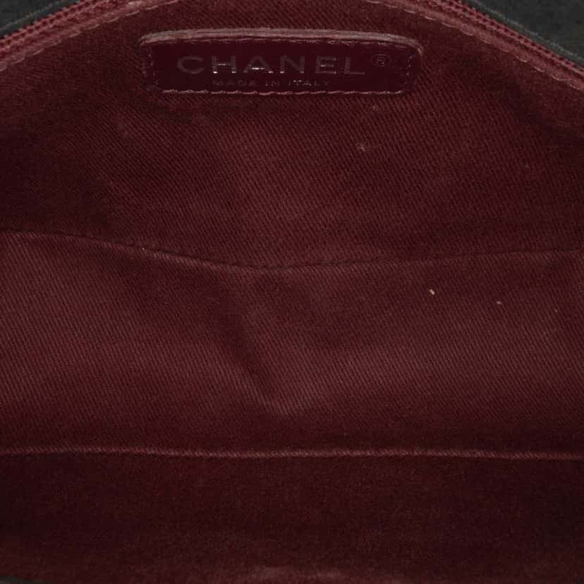 Chanel Chocolate Bar Iridescent Calfskin Bubble Flap Black Leather Good condition - Model View