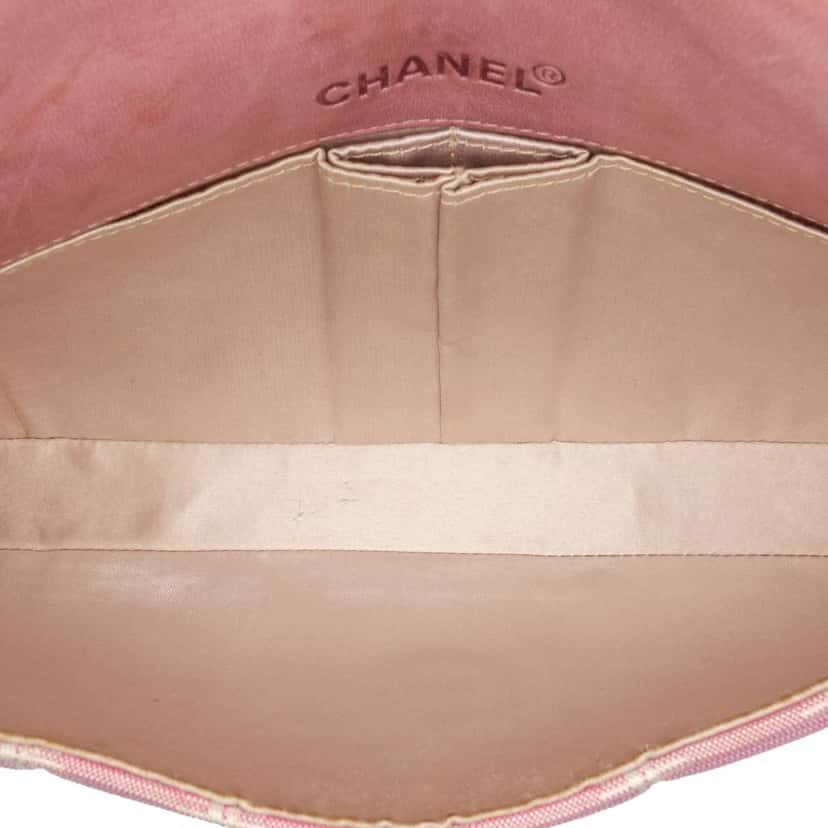 Chanel New Travel Line Nylon East West Flap Pink Good condition - Model View