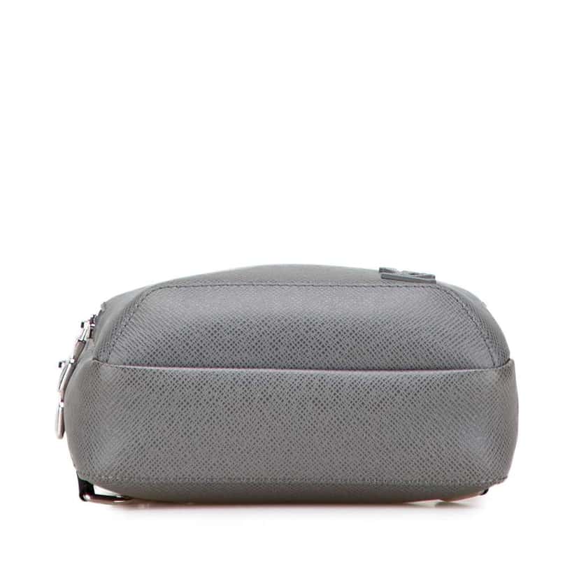 Louis Vuitton Taiga Avenue Sling Grey Leather Good condition - Inside View