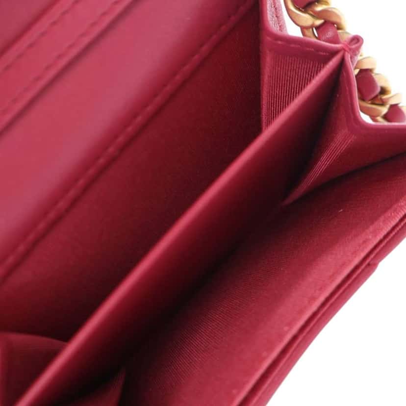 Chanel Quilted Lambskin Chanel 19 Card Holder On Chain Red Leather Very good condition - Model View