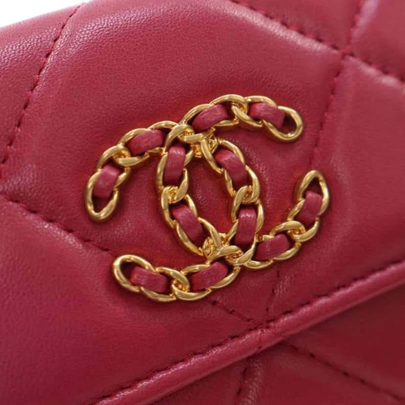 Chanel Quilted Lambskin Chanel 19 Card Holder On Chain Red Leather Very good condition - Box View