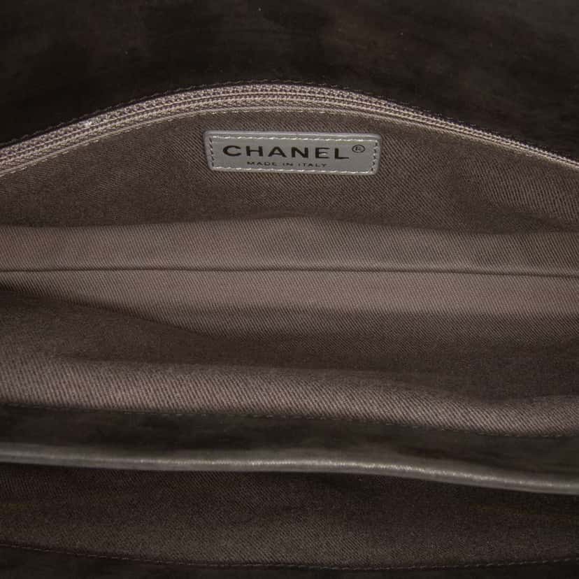 Chanel Large Quilted Iridescent Calfskin Coco Daily Flap Grey Leather Good condition - Model View