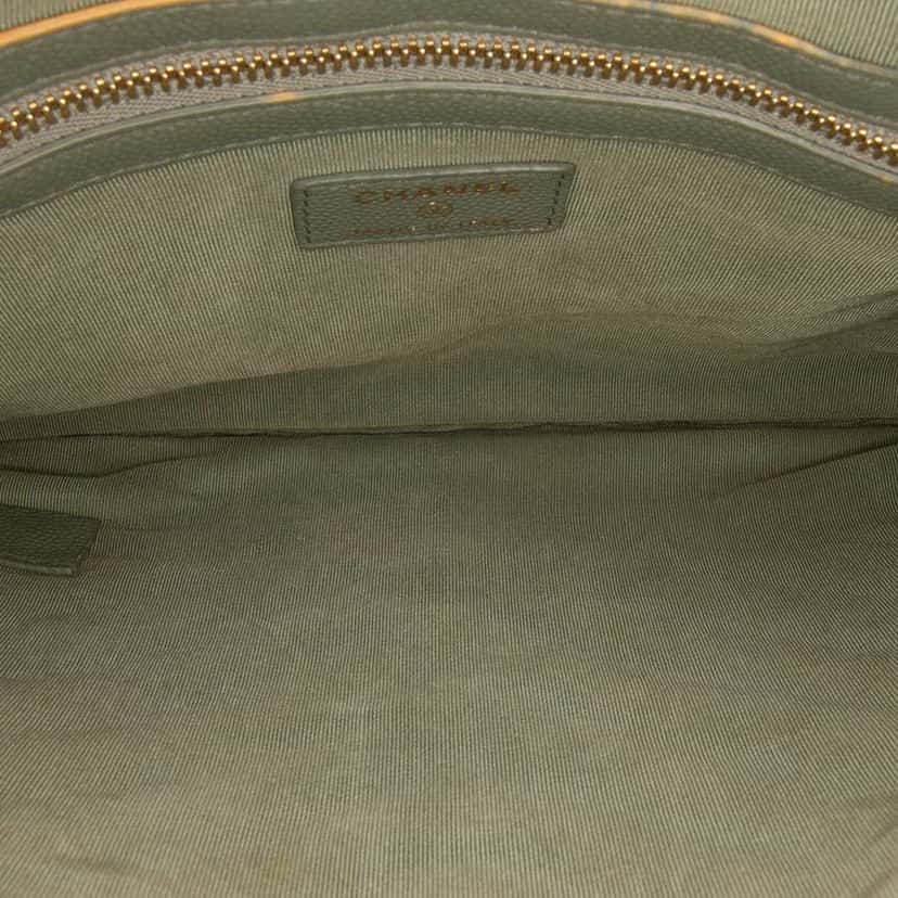 Chanel Medium Chevron Caviar Ancient Greek Charms O Case Clutch Green Leather Good condition - Model View