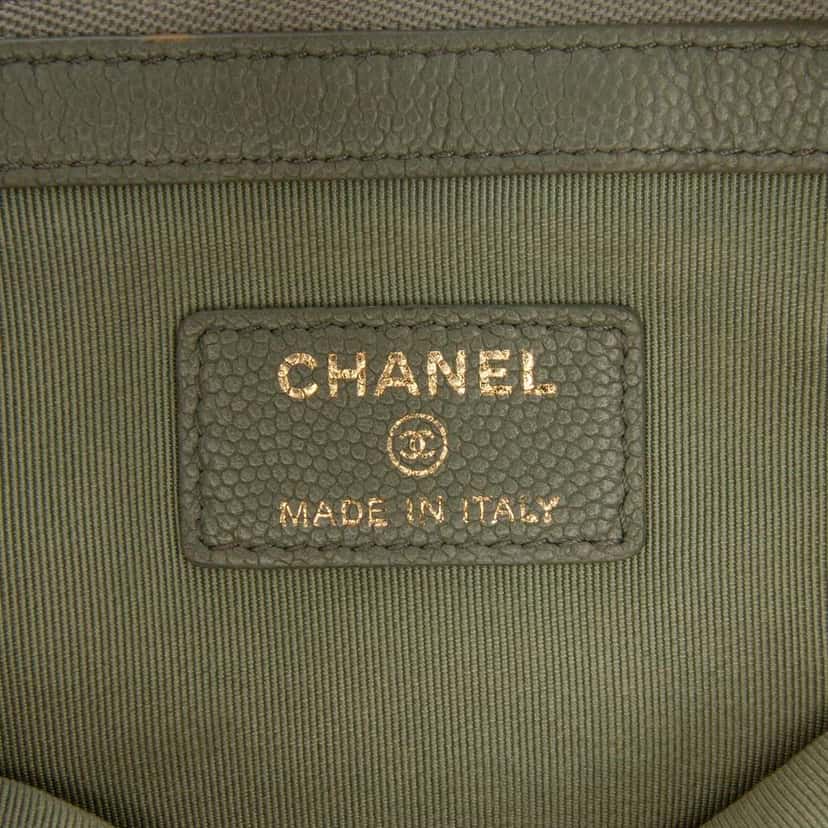 Chanel Medium Chevron Caviar Ancient Greek Charms O Case Clutch Green Leather Good condition - Box View