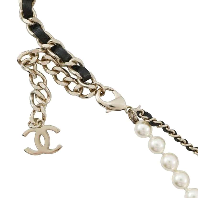 Chanel Gold Plated Chain And Faux Pearl Flap Bag Pendant Necklace Gold Metal Good condition - Model View