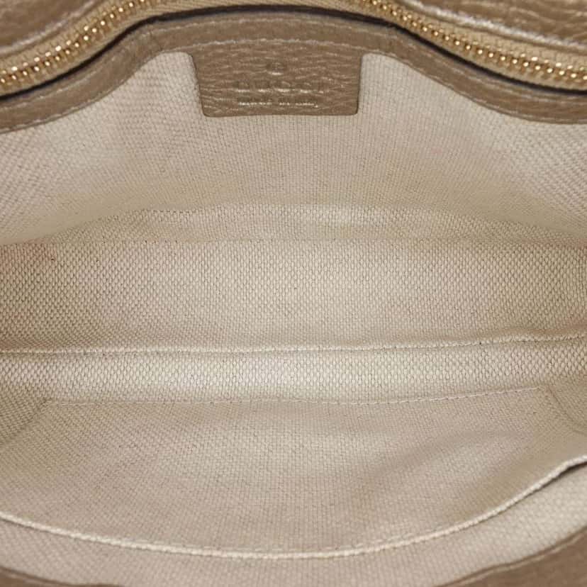 Gucci Medium Metallic Leather Soho Chain Flap Crossbody Gold Leather Good condition - Model View