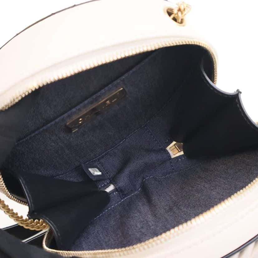 Chanel Crumpled Calfskin En Vogue Round Bag Black Leather Good condition - Model View